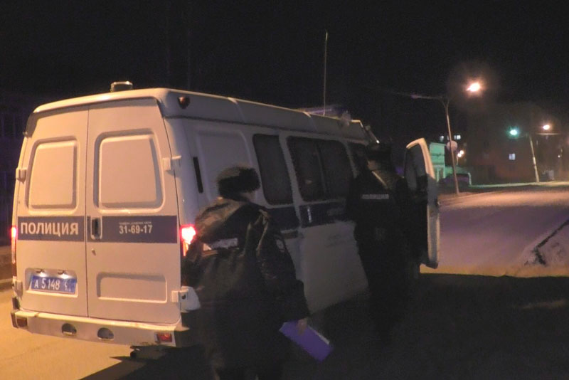 Жители пожаловались, что вечерами в Каменске-Уральском гуляют подростки, хотя должны сидеть дома. Полицейские выехали с проверками