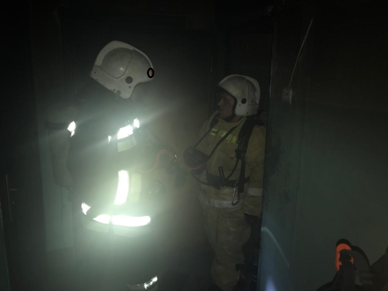 Ночью в Каменске-Уральском в пятиэтажке горела квартира. Огнеборцы спасли мужчину