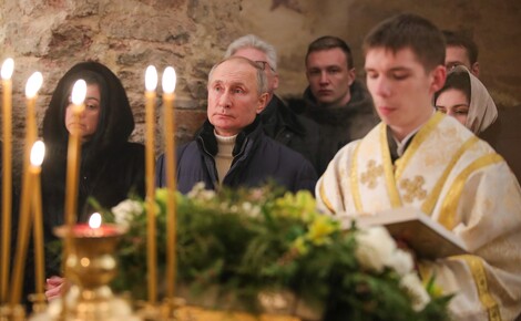 Владимир Путин появился на Рождественской службе в храме без маски