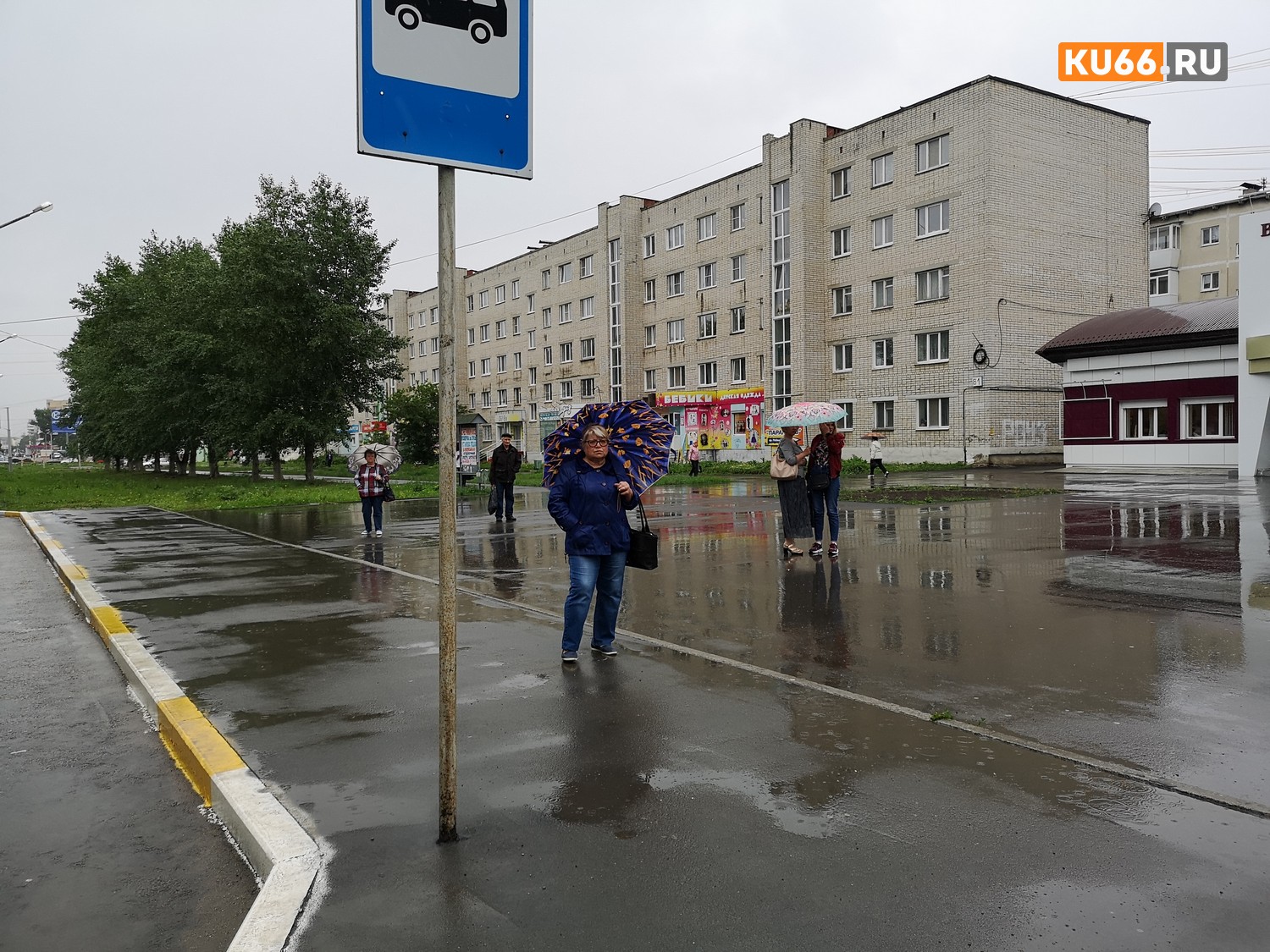 «Ни от дождя спрятаться, ни от жары». Каменцы просят остановочный павильон на Выставочном зале. Барбицкий: «Сделаем до осени»