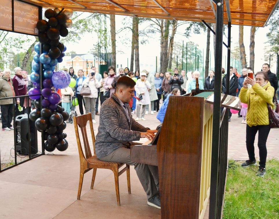 В Каменске-Уральском открылось уличное пианино | На Урале открылось уличное пианино