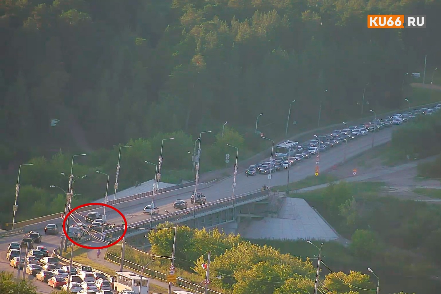Массовое ДТП - на Байновском мосту в Каменске-Уральском. Из-за невнимательности водителей в пятницу вечером здесь образовалась пробка