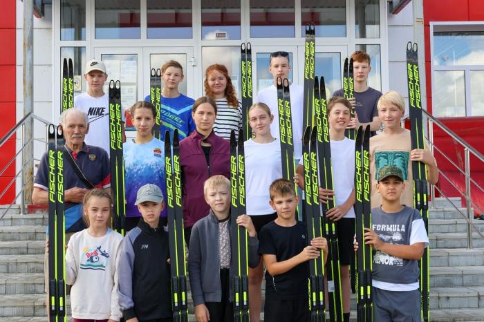 22 пары лыж для будущих чемпионов: РУСАЛ подарил юным спортсменам Каменска-Уральского новые профессиональные лыжи | РУСАЛ подарил юным лыжникам Каменска-Уральского новые профессиональные лыжи