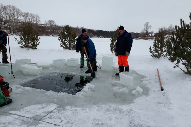 У плотины в Каменске под присмотром спасателей уже готовят проруби для тех, кто хотел бы в день Крещения Господня окунуться в ледяную воду