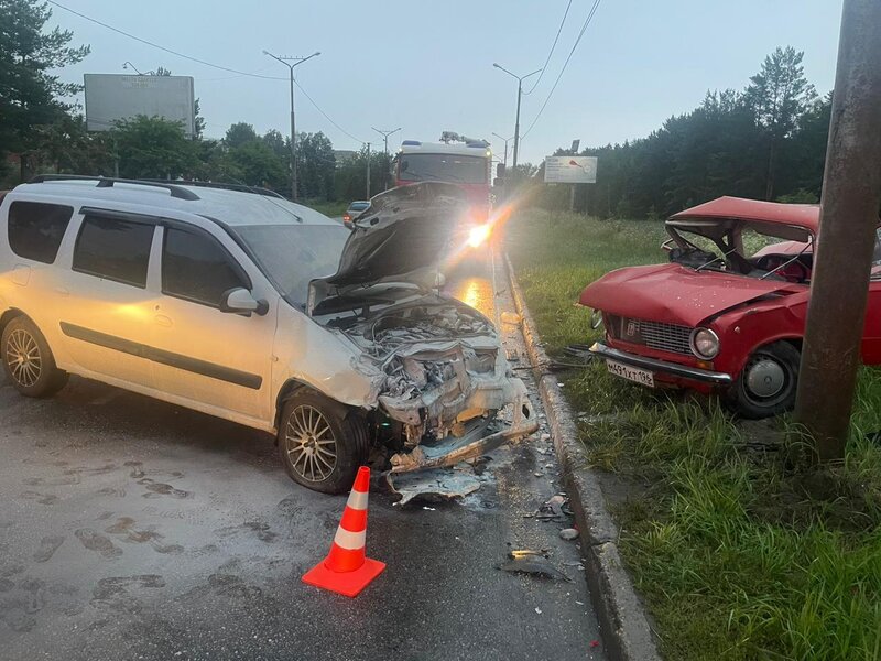 В Каменске-Уральском Lada лоб в лоб столкнулась с ВАЗом