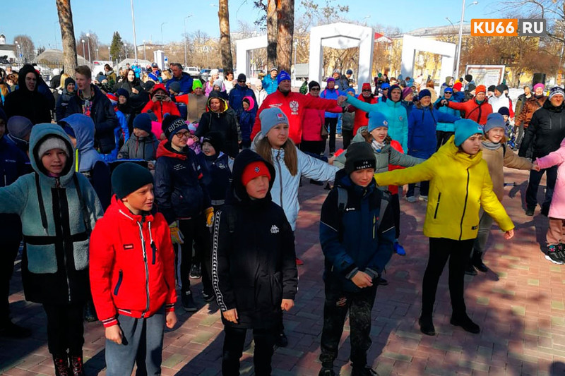 Это просто космос какой-то! В парк на зарядку с чемпионом собралось столько каменцев, сколько давно нигде не бывало! Смотрите, как это было