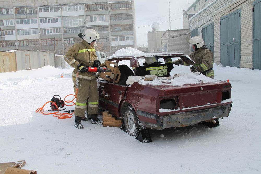 Те, кто чаще всего первыми оказываются на месте аварий и ДТП, соревновались в ликвидации ЧС, чтобы быть готовым помогать жителям Каменска