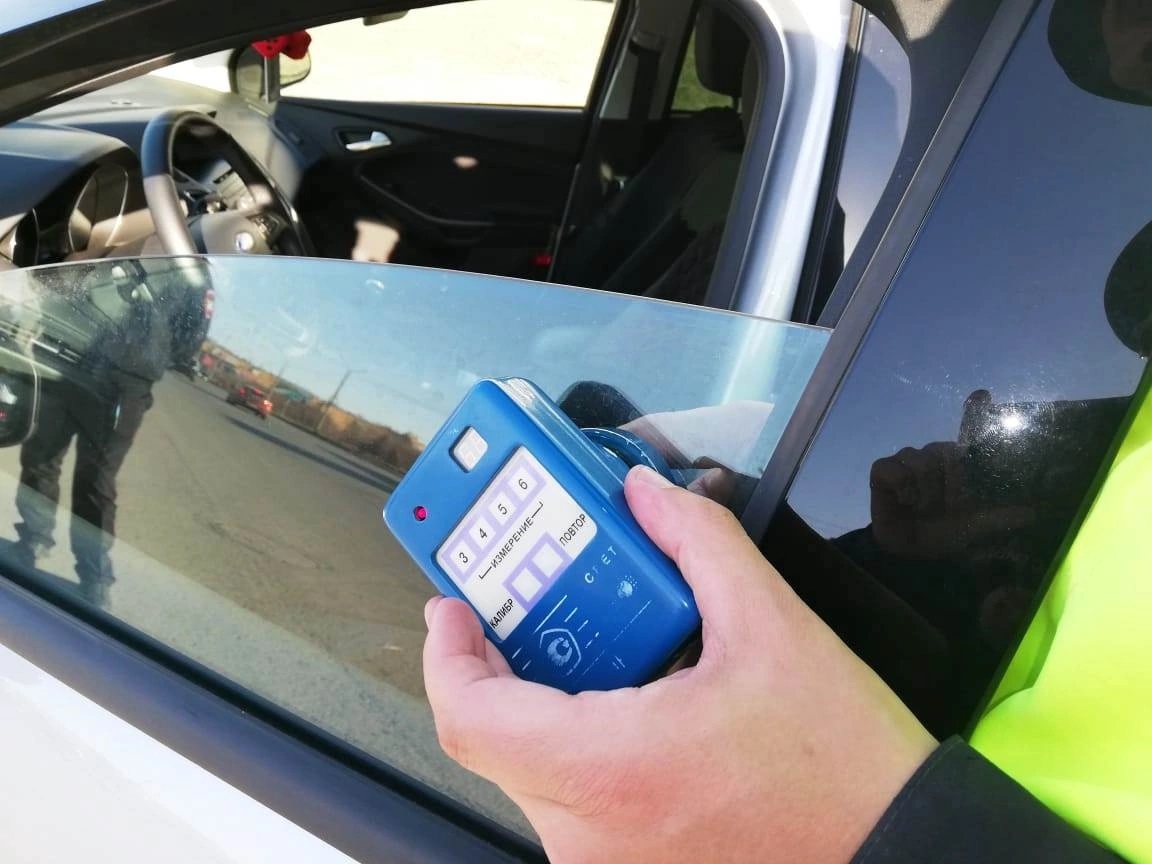 ГИБДД Каменска-Уральского ищет нарушителей правил тонировки 