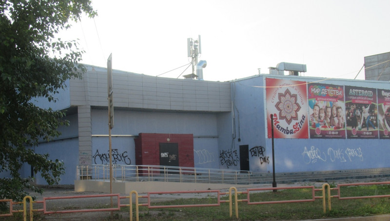 Для одних фасады зданий в Каменске-Уральском стали досками объявлений, для других — местом для хулиганства. О вандализме на городских улицах