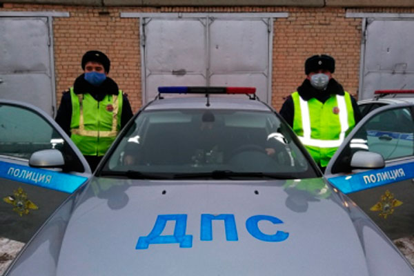 В деревне под Каменском-Уральским инспекторы ГИБДД спасли пожилую женщину. Один из них залез через окно в полыхающий дом