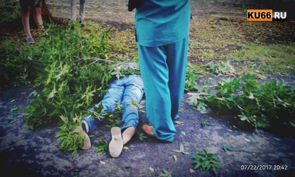 С крыши пятиэтажки по улице Алюминиевой в Каменске-Уральском выпал мужчина — бригаде медиков оставалось лишь констатировать смерть...