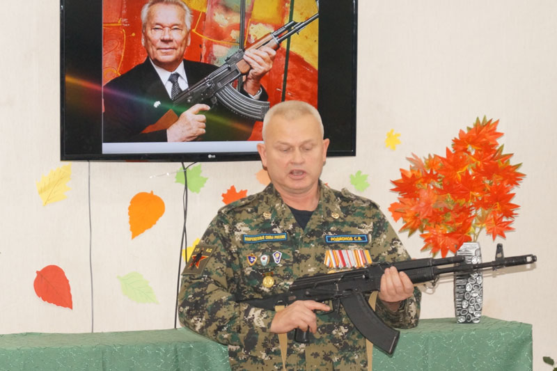 Школьникам в библиотеке Каменска-Уральского рассказали о легендарном Михаиле Калашникове и показали знаменитый автомат