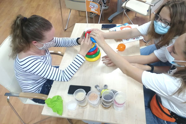 «Реализуемый проект поможет снять барьеры». Русал выделил каменцам гранты на внешкольное образование и психологические игры