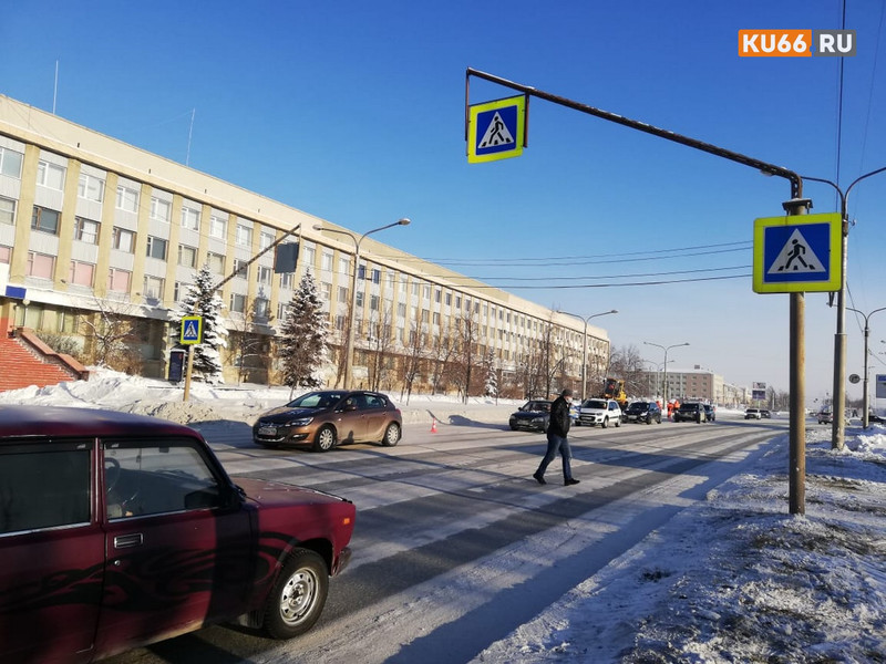 Ходить безопасно на ГЛК «Богатырек» в Каменске-Уральском невозможно — в мэрии говорят, только летом установят светофор на ул. Ленина