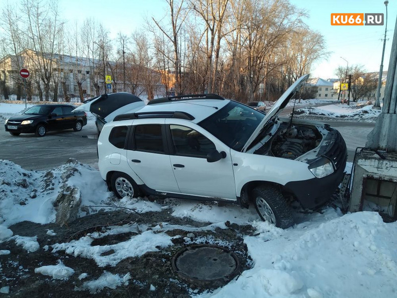 Водитель престижной иномарки устроил ДТП на перекрестке в Каменске: забыл о правиле помехи справа. К счастью, пострадало только железо