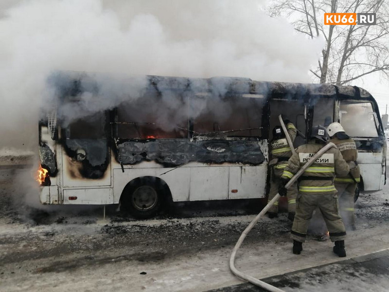 В Каменске на ул. Привокзальной загорелся маршрутный автобус: водитель быстро вывел всех пассажиров, спасатели приступили к тушению
