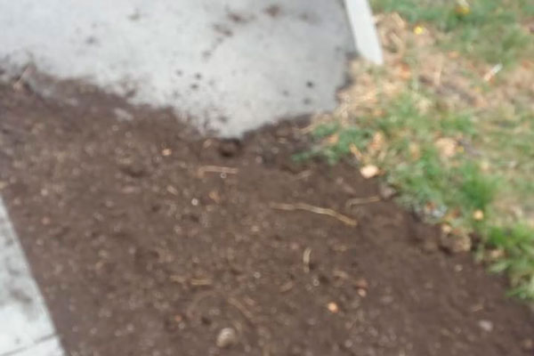 «Из двора выходишь и тротуар заканчивается». Коммунальщики Каменска-Уральского на улице Бажова устроили поле грязи вместо асфальта