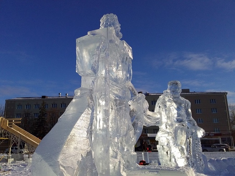 Уже виден Кутузов, а вот Кузьма Минин и Петр Первый: ледовый городок на центральной площади Каменска-Уральского обретает свои лицо и форму