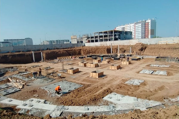 В Каменске-Уральском на площадке, где должен разместиться центр бокса, начались работы — сваи забили. Рассказываем, что дальше