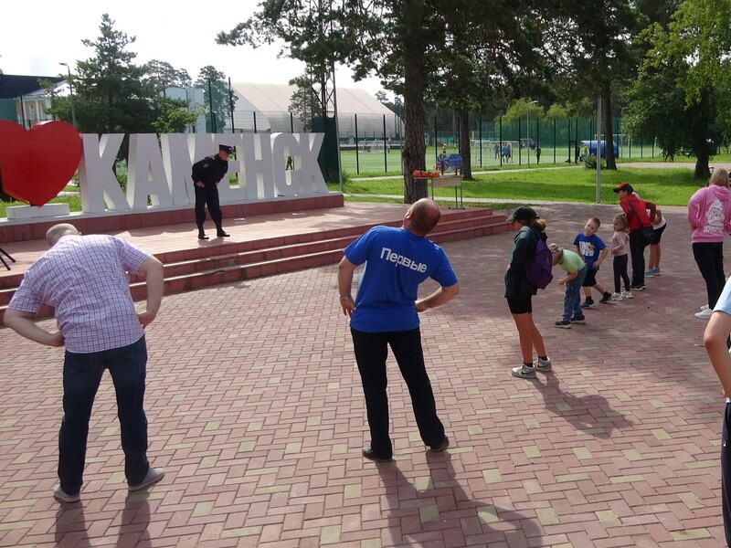 Зарядка с полицейскими: в Каменске-Уральском состоялось интересное спортивное мероприятие | В Каменске-Уральском полицейские провели зарядку