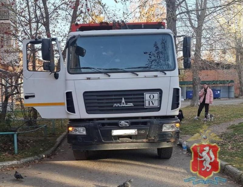 Мусоровоз на Урале жестко переехал 89-летнюю бабушку: она скончалась в больнице | В Свердловской области погибла 89-летняя женщина под колесами мусоровоза