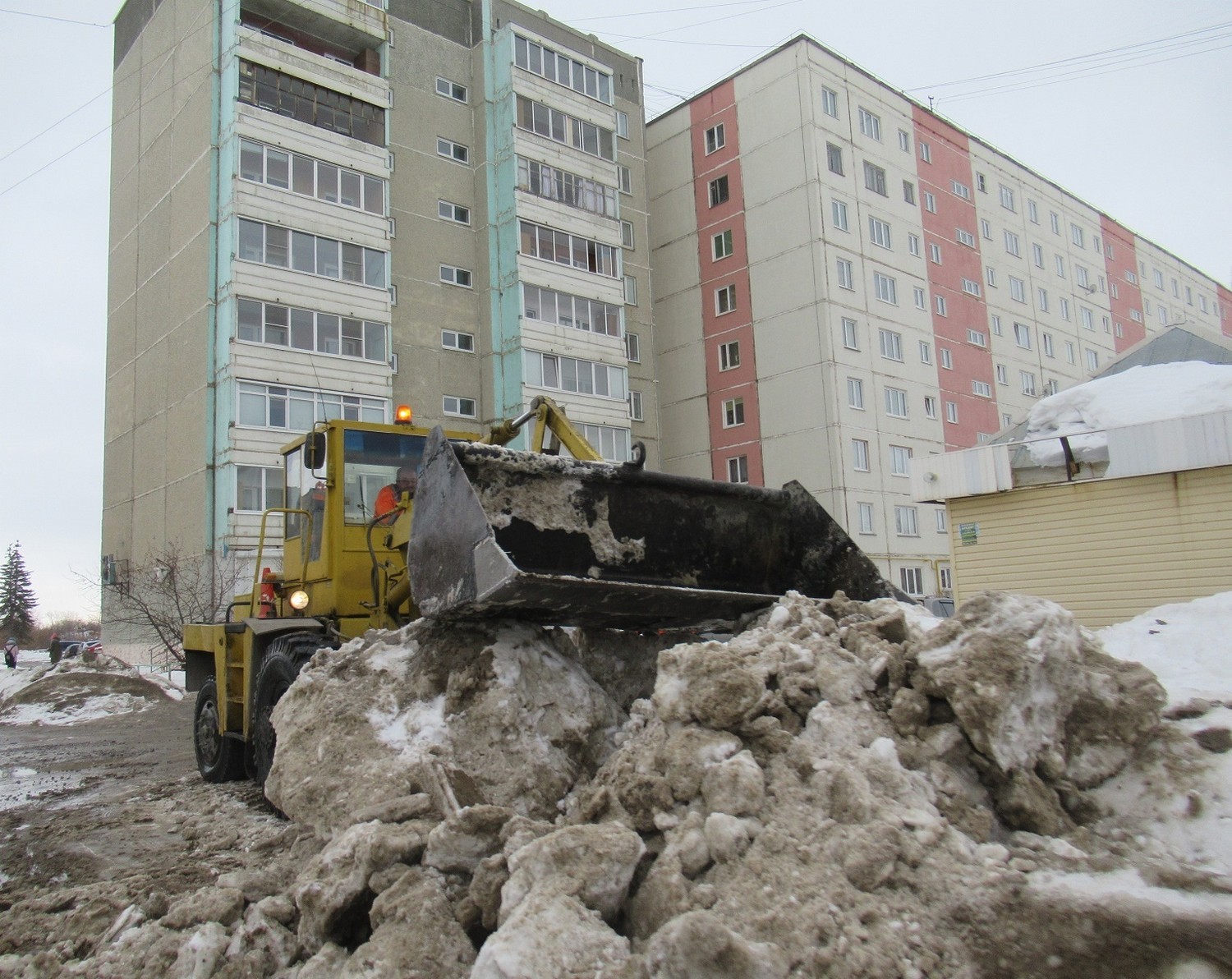 Пока горожане отдыхали, коммунальщики работали, – говорят чиновники. Уверяют: за праздники из Каменска вывезли 11 тысяч «кубов» снега