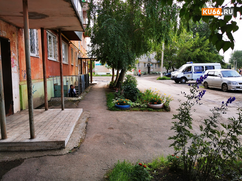 «Неприятен он мне». Два мужчины - молодой и пожилой - подрались во дворе дома по ул. Калинина в Каменске-Уральском - в ход пошел нож