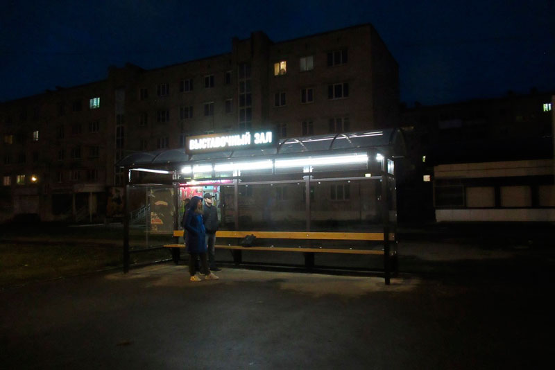 Светится в ночи. Чиновница мэрии — о новом павильоне на остановке «Выставочный зал» в Каменске-Уральском: «Мне нравится». А вы что думаете?