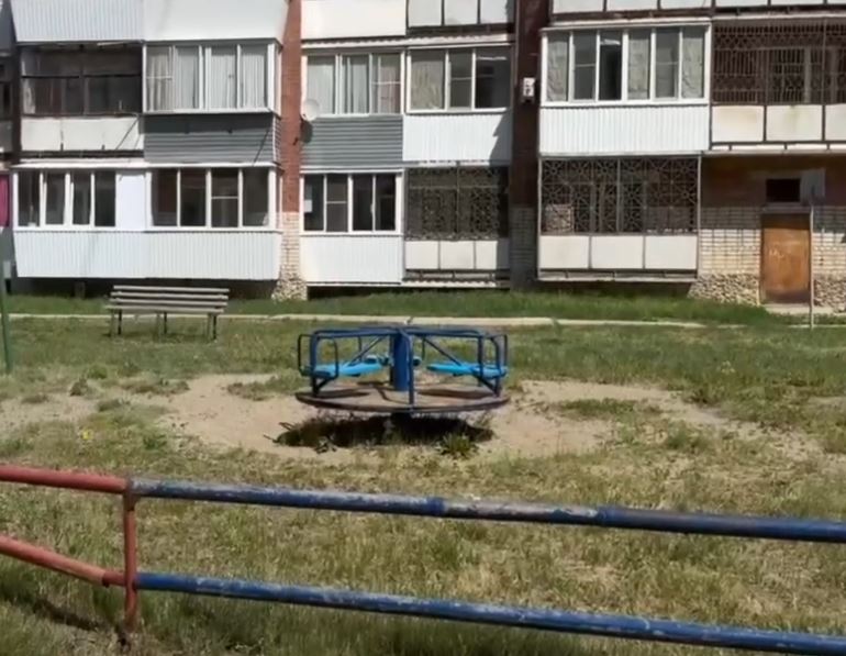 В Каменске-Уральском дети обратились к президенту с просьбой вернуть горку в их двор | Дети из Каменска-Уральского попросили Путина вернуть во двор горку