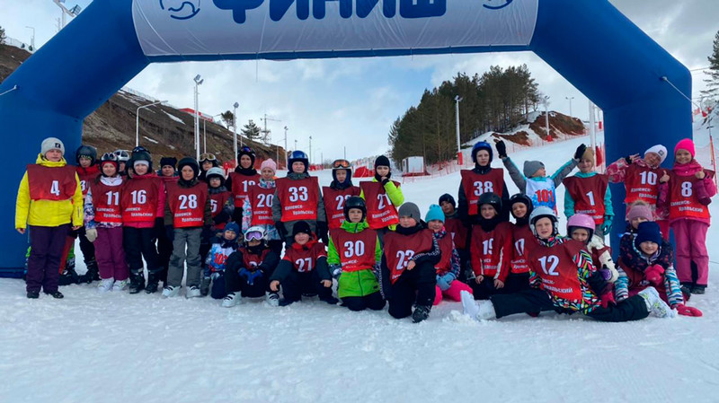 На ГЛК «Богатырёк» в Каменске-Уральском под занавес сезона прошли соревнования по горным лыжам и сноуборду. Участники оценили!