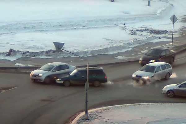 Женщина-водитель выруливала со второстепенной, нарушив очевидное правило: подробности ДТП в самом центре Каменска-Уральского