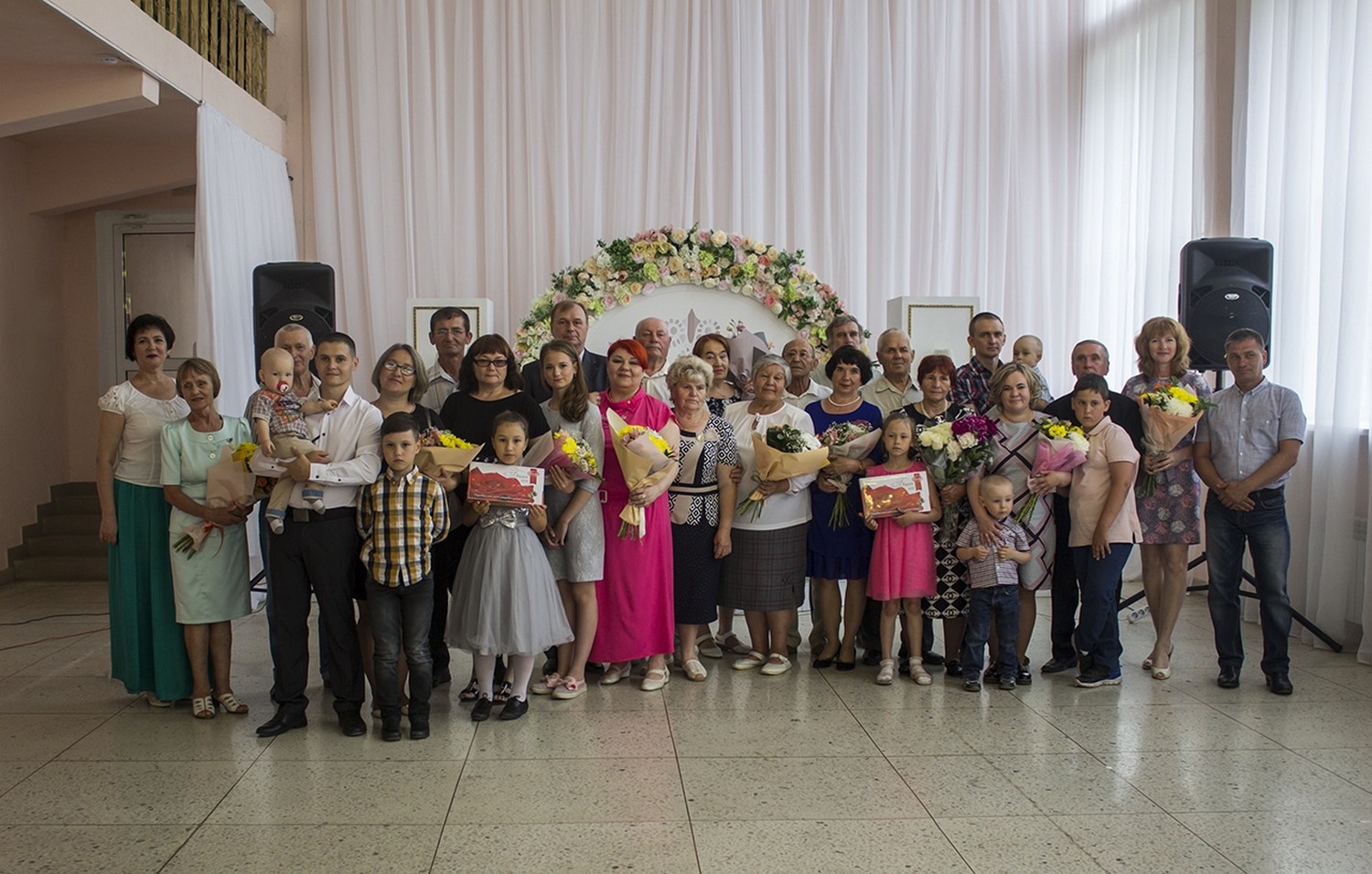 За любовь и верность: в День семьи в Каменске-Уральском вручили медали парам, прожившим в браке больше четверти века