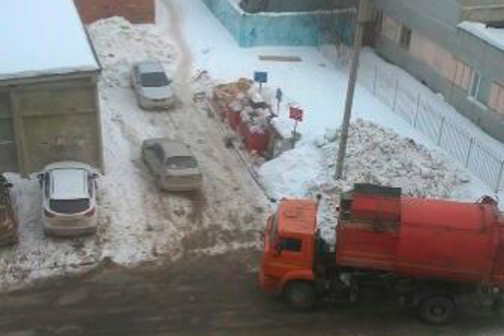 Из-за припаркованных легковушек у дома по ул. Кутузова в Каменске коммунальщики не смогли вывезти мусор. Соцсети буквально вскипели!