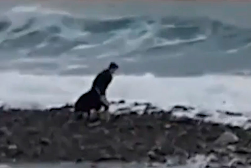 Двоих подростков унесло в море сильным течением в Сочи