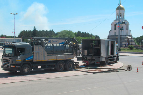 Коммунальщики Каменска-Уральского промывают магистральные трубопроводы и диагностируют повреждения — все это обходится без «вскрытия»