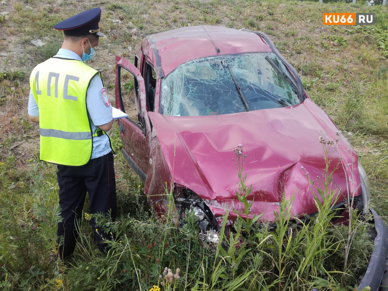 Из-за неизвестной машины на трассе под Каменском-Уральском произошло серьезное ДТП — водитель Renault Kangoo улетел в кювет и перевернулся