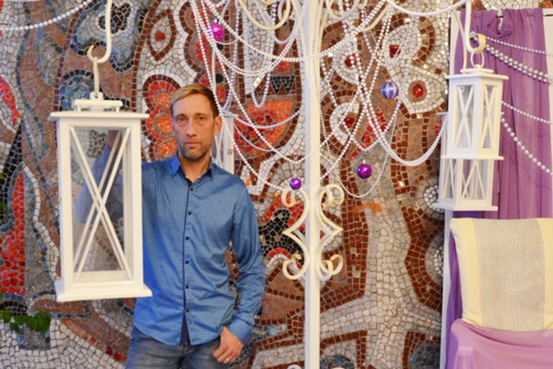 Бизнесмен Александр Фадеев подарил городскому театру кованый напольный фонарь, у которого можете сфотографироваться и вы!