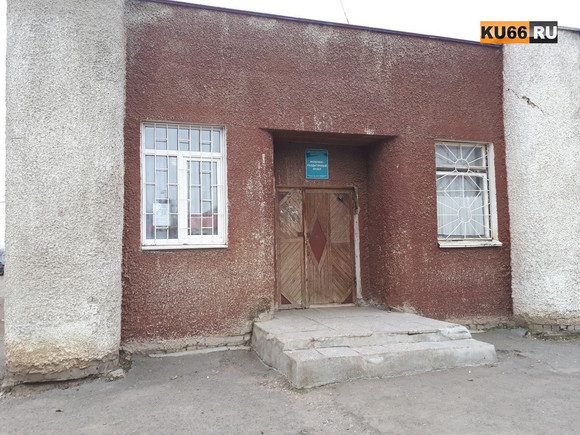 «Не всегда есть с кем оставить ребенка…» Молодая мама из Каменска-Уральского пожаловалась на отсутствие пандуса на входе в молочную кухню