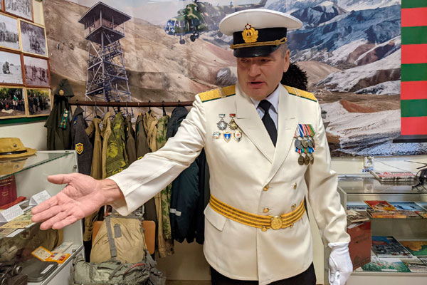 Сюда будут водить на экскурсии детей и молодежь: в клубе бокса в Каменске-Уральском открыли комнату боевой славы пограничников