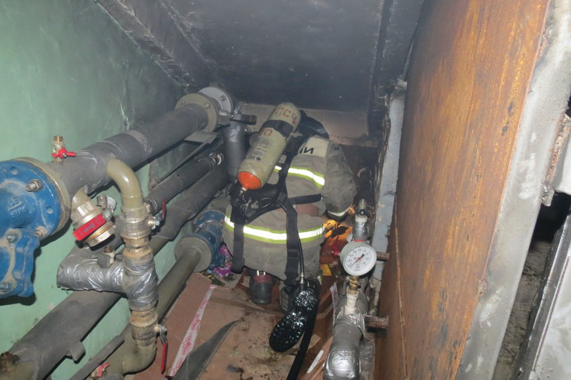 Из-за «пустякового» пожара — горел мусор под лестницей — спасатели вывели из квартир дома по пр. Победы в Каменске-Уральском 22 человека