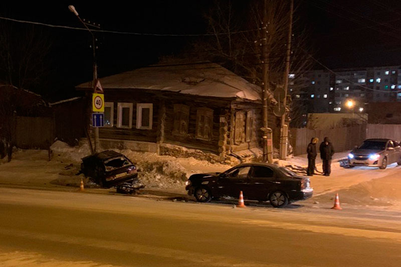 В столкновении Лады и Chevrolet Lanos на перекрестке улиц Карла Маркса и Кирова в Каменске-Уральском пострадало несколько человек