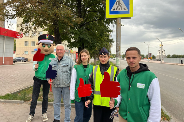 Молодежь Каменска-Уральского и инспекторы ГИБДД провели акцию "Твой ход! Пешеход!"