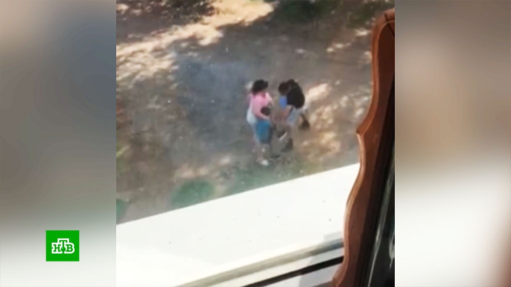 Родители избили 8-летнего сына за украденные и потраченные на игрушки 10 тысяч