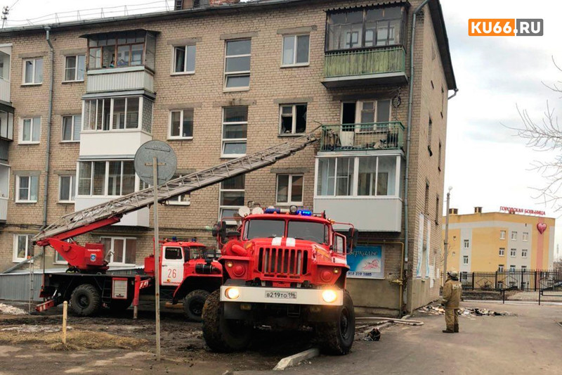 В Каменске-Уральском в жилом доме пьяный мужчина устроил очередной пожар и погиб. Восемь человек эвакуировали спасатели