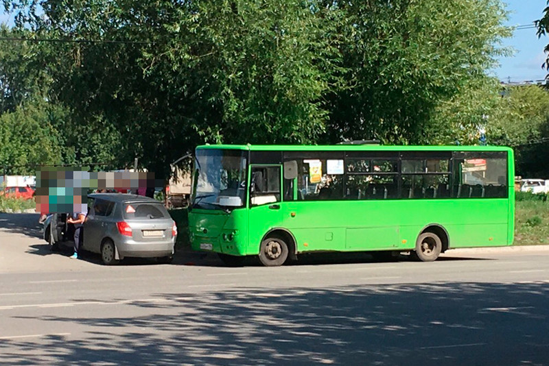 Водитель Skoda Fabia спровоцировал ДТП в Каменске-Уральском: при перестроении не уступил дорогу попутному автобусу Богдан