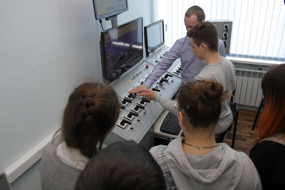 Проигравших не будет: каменские школьники побывали на Синарском трубном заводе и попробовали свои силы на виртуальных тренажерах