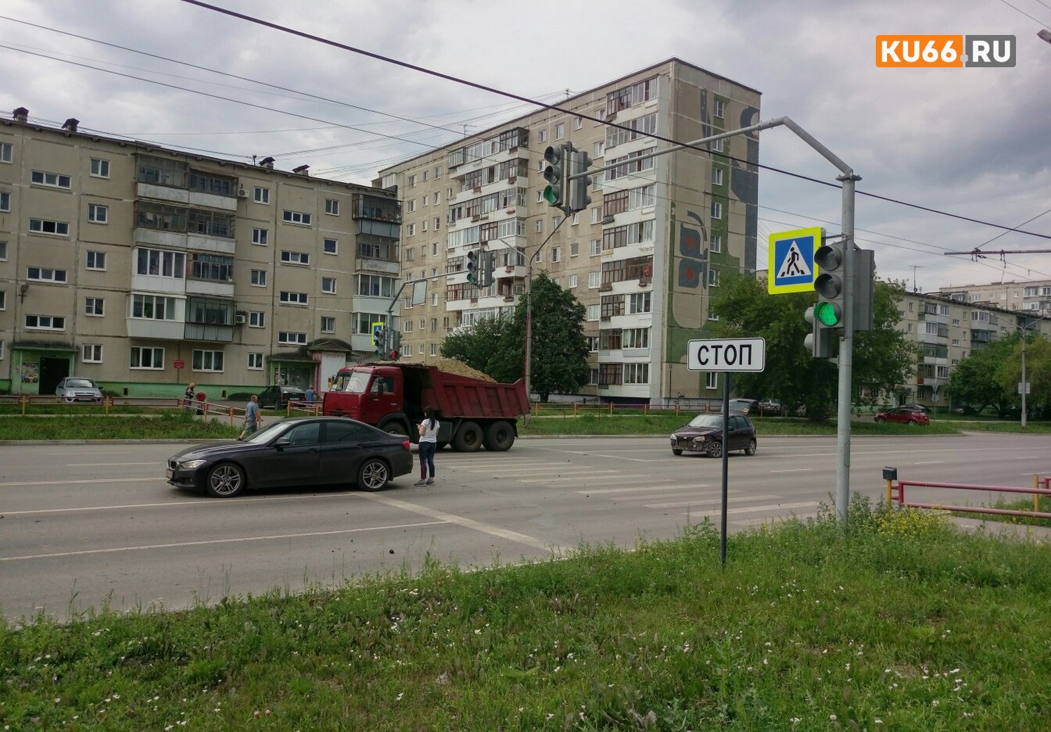 В Каменске-Уральском дорогу не поделили «немец» и отечественная «Калина». Вроде все как всегда, но очевидцы уверяли: «Здесь сбили пешехода!»