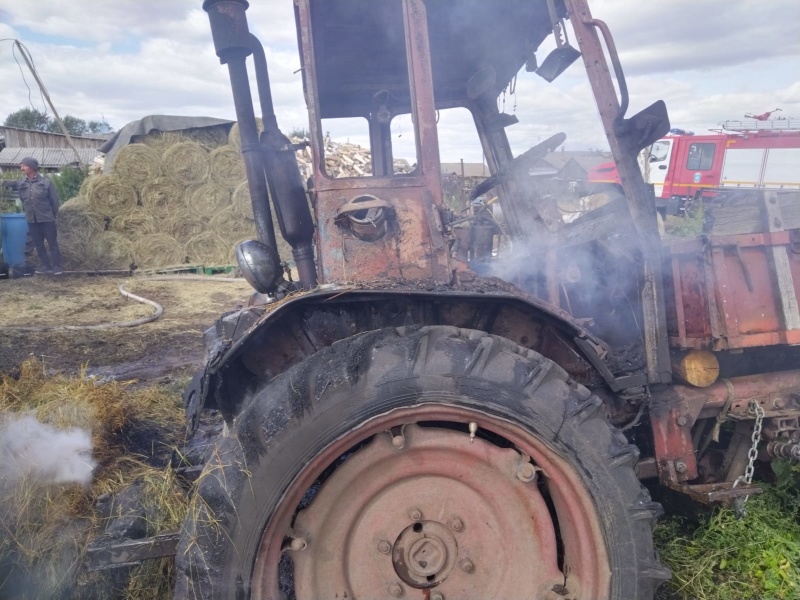 В деревне под Каменском-Уральским сгорели сено и трактор