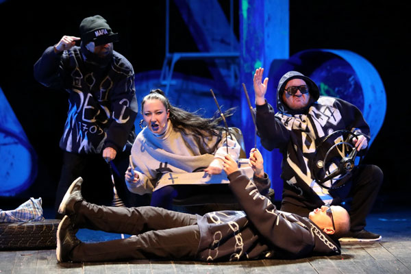 В это воскресенье ученики каменской художественной школы будут рисовать театр изнутри в рамках оригинального проекта. Рассказываем о нем