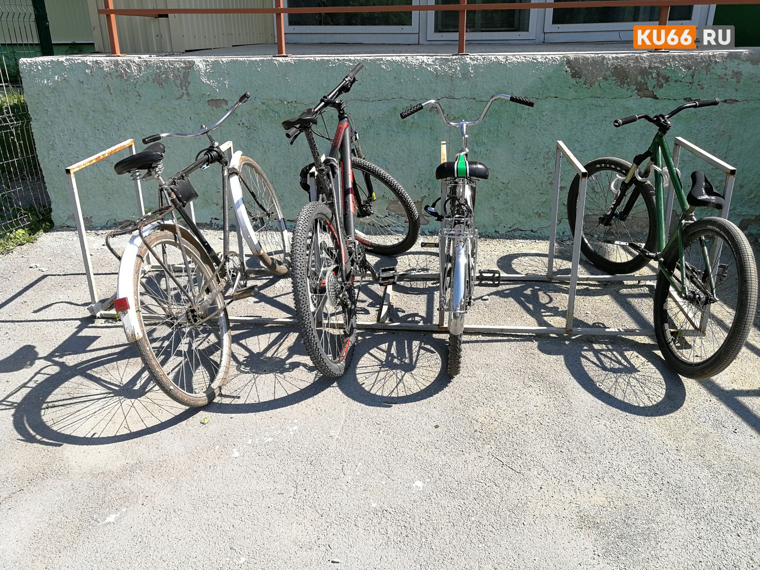 Воришки зачастили в подъезд дома по ул. Ленинградская в Каменске-Уральском: на днях угнали детский самокат, а сегодня увели велосипед